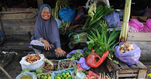 TERSENYUM: Daya beli masyarakat secara perlahan sudah mulai membaik, karena aktivitas ekonomi dari berbagai sektor, seperti perhotelan, pasar, kafe, tempat wisata dan lain-lain mulai buka. | Foto: Dok/Radar Banjarmasin