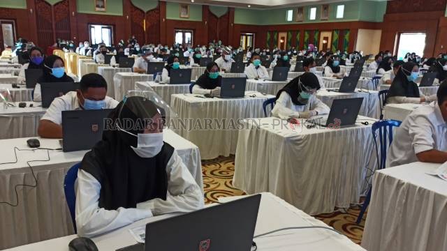 MASIH ADA LOWONG: Para peserta CPNS Pemprov Kalsel saat mengikuti tes SKB beberapa waktu lalu. BKD Kalsel telah mengumumkan nilai  integrasi antara Seleksi Kompetensi Dasar (SKD) dan Seleksi Kompetensi Bidang (SKB) untuk CPNS 2019. Dari 460 formasi, ada 4