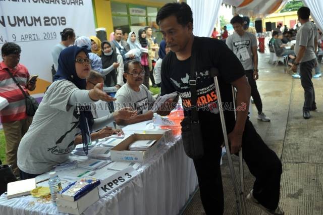 PERLAKUAN KHUSUS: Salah seorang pemilih penyandang difabel saat menyalurkan hak suara pada Pemilu 2019 lalu. | Foto: MUHAMMAD SYARAFUDDIN/RADAR BANJARMASIN
