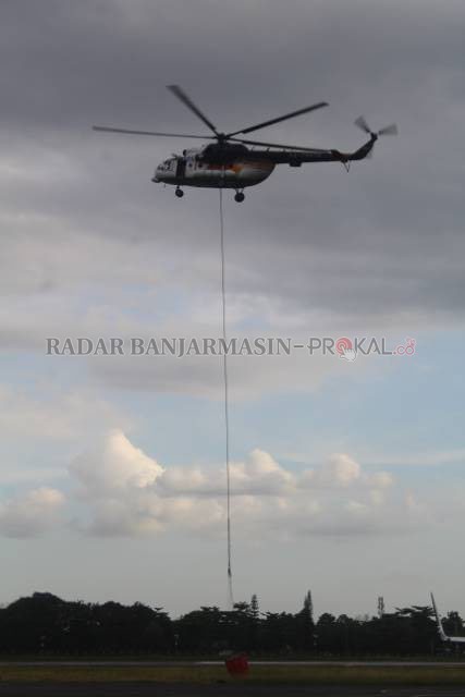 BEKERJA KERAS: Salah satu Heli pengebom air yang beroperasi di Kalsel saat akan mendarat di Bandara Internasional Syamsudin Noor beberapa waktu lalu. | FOTO: SUTRISNO/RADAR BANJARMASIN