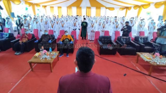 JAGA JARAK: Antar kursi sarjana diberi jarak agar bisa menerapkan protokol pencegahan corona. | FOTO: ENDANG/RADAR BANJARMASIN