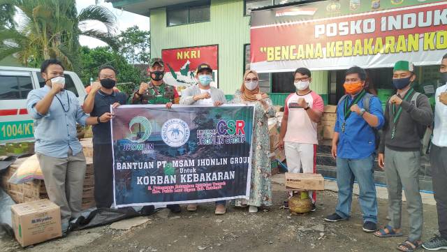 Bang Arul (empat dari kiri) menyerahkan bantuan secara simbolis kepada Dandim 1004 Kotabaru Letkol Inf Roy Fakhrul Rozi secara simbolis. Bantuan itu untuk membantu warga korban kebakaran di Patmaraga Pulau Laut