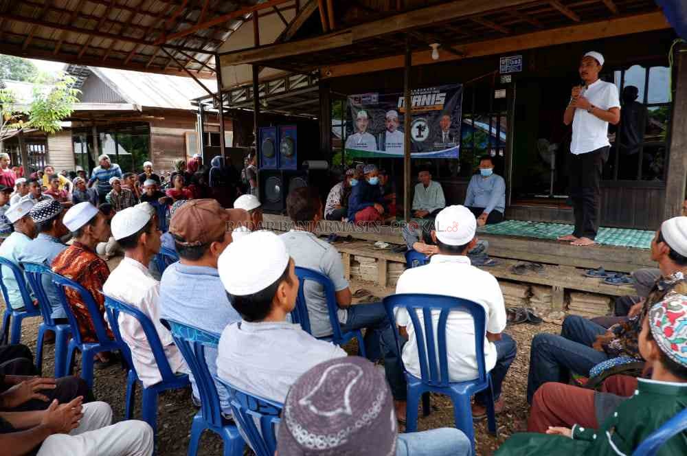 TAWARAN MENARIK: Saidi Mansyur saat mensosialisasikan program pinjaman modal pada pertemuan terbatas di Desa Maniapun, Kecamatan Pengaron, Jumat (6/11).