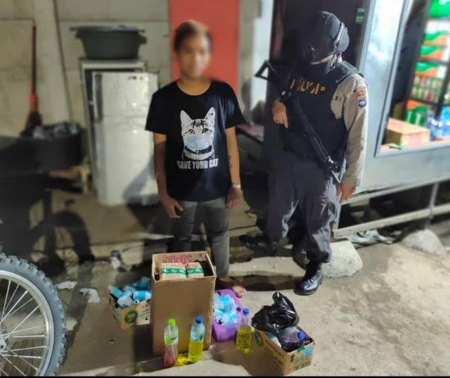 TAK ADA MATINYA: Tim Sabhara Polres Banjarbaru mengamankan seorang pria yang kedapatan memperjualbelikan minuman oplosan di wilayah Banjarbaru pada Sabtu (7/11) malam. | Foto: Humas Polres Banjarbaru for Radar Banjarmasin