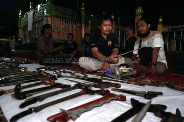 MOMEN LANGKA: Beragam pusaka Kerajaan Banjar yang disimpan zuriat, dibersihkan dalam ritual di Makam Sultan Suriansyah, Kampung Kuin. | FOTO: WAHYU RAMADHAN/RADAR BANJARMASIN