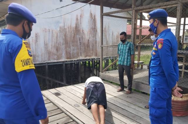 TAK PATUH: Salah satu pemuda di Desa Paminggir Kabupaten HSU yang mendapat sanksi push up karena tak patuh protokol kesehatan.