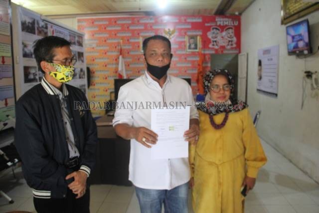 PENUHI PANGGILAN: Ketua tim kampanye paslon Saban–Abdillah, Abdul Rahman (tengah) didampingi kuasa hukum menunjukkan berita acara (BA), usai dimintai klarifikasi Gakkumdu HST. | Foto: JAMALUDDIN/RADAR BANJARMASIN
