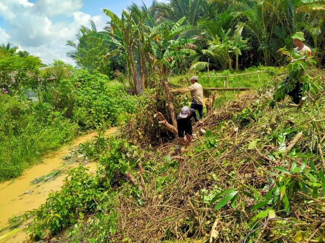 STIMULUS EKONOMI: Masyarakat yang dipekerjakan untuk membersihkan aliran sungai dalam program Padat Karya bidang SDA Dinas PUPR Banjarbaru. | Foto: Bidang SDA Dinas PUPR Banjarbaru for Radar Banjarmasin