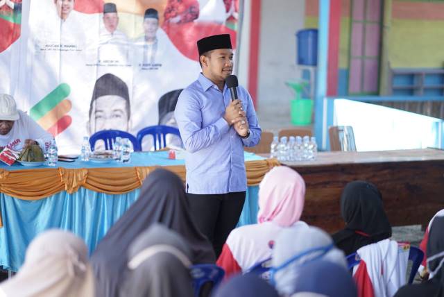 ALPIYA : Berkampanye di Desa Batuah Kecamatan Kusan Hilir, Calon Wakil Bupati Tanah Bumbu Muhammad Alpiya Rahman (MAR) memperkenalkan nama-nama Calon Bupati dan Wakil Bupati Tanah Bumbu lainnya.