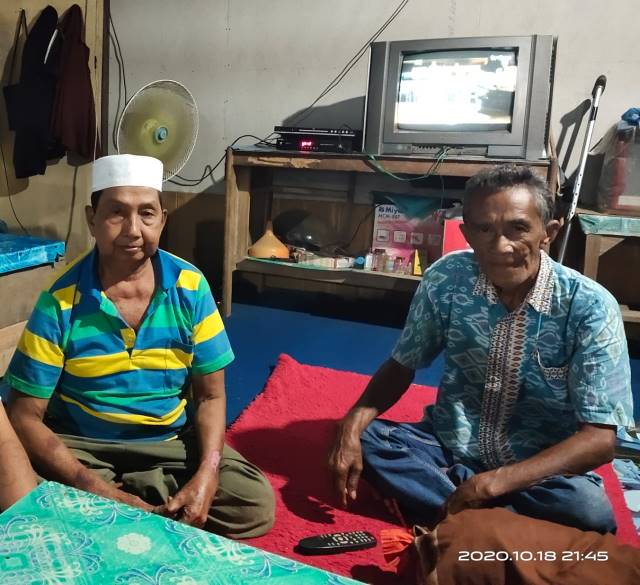 BERJUALAN: H M Arsyad, warga yang sudah berumur ini sehari-harinya membuka warung makan berjualan nasi goreng ditemani istrinya.