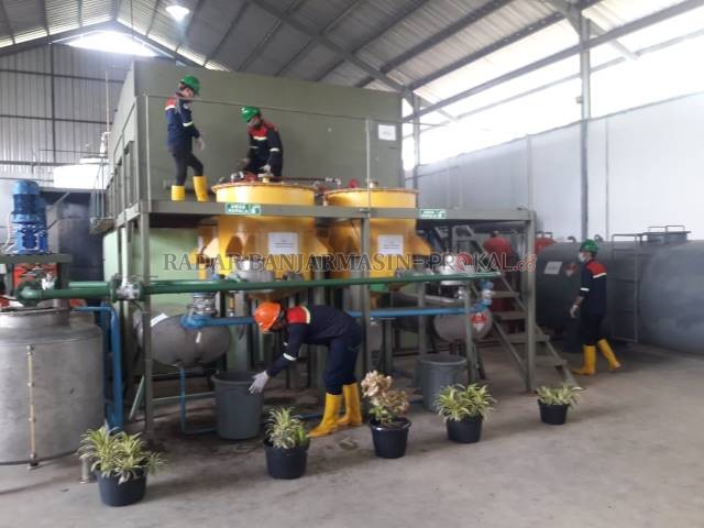 BERSIH DAN RAPI: Uji coba pengolahan pelumas atau oli bekas menjadi bahan bakar alternatif setara solar industri di  Tempat Pemprosesan Akhir (TPA) Sampah Regional Banjarbakula, beberapa waktu lalu. | FOTO: DINAS LH KALSEL FOR RADAR BANJARMASIN