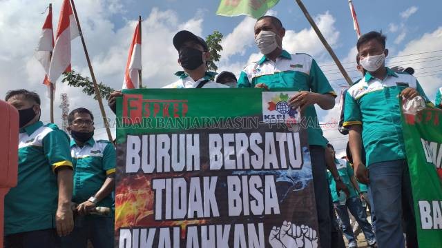DEMO: Para buruh ketika menolak RUU Omnibus Law dan UMP 2021. | FOTO: IBNU DWI WAHYUDI/RADAR BANJARMASIN