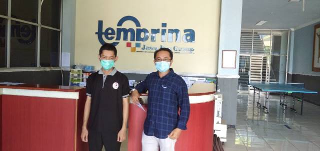 PROSES: Komisioner KPU HST memantau tempat percetakan surat suara di Jember, Jawa Timur Senin (9/11). | Foto: KPU HST For Radar Banjarmasin