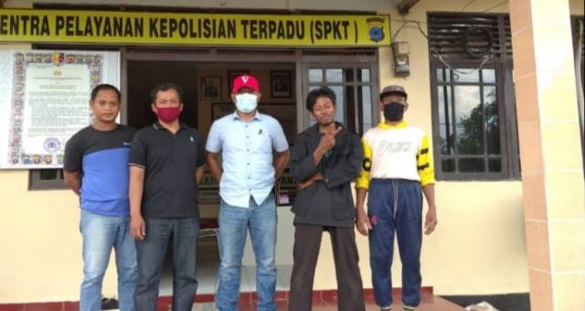 GANGGUAN JIWA: WW (23) dengan wajah senyum dan mengacungkan dua jarinya berfoto santai bersama jajaran aparat kepolisian. | Foto: Camat Barambai for Radar Banjarmasin