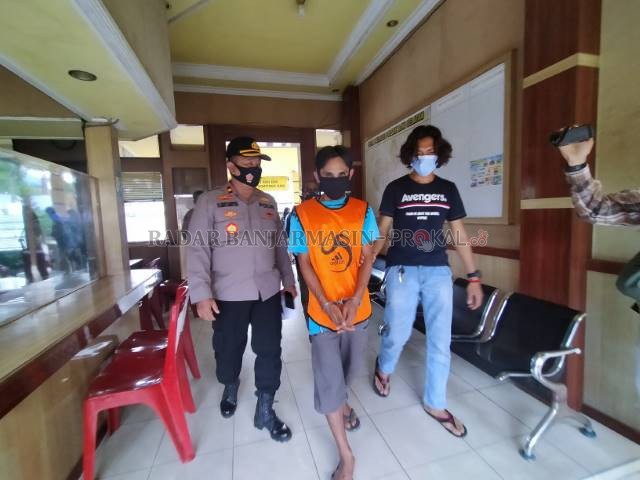 DIJERAT PASAL 338: Misra, 35 tahun, saat digiring di Mapolsek Banjarmasin Selatan. Dia diancam hukuman 15 tahun penjara. | Foto: Maulana/Radar Banjarmasin