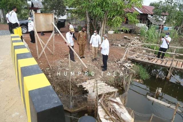 MONITORING: Bupati Tala Sukamta melakukan kegiatan monitoring pelaksanaan proyek mendekati tahap akhir.