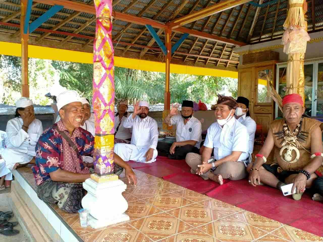 MENDUKUNG : Warga Bali Karang Bintang mendukung paslon Zairullah-Rusli. (foto istimewa for radar banjarmasin).