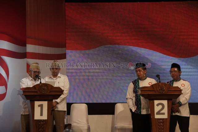 LEBIH FOKUS: Suasana debat Calon Wali Kota - Wakil Wali Kota Banjarmasin di TVRI Banjarmasin, Selasa (10/11) tadi. | FOTO: ENDANG/RADAR BANJARMASIN
