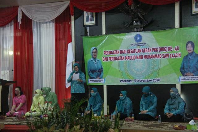 SAMBUTAN: Ketua TP PKK Tala Nurul Hikmah menyampaikan sambutan di Hari Kesatuan Gerak PKK dan sekaligus peringatan Maulid Nabi Muhammad SAW.