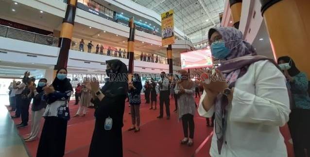 APRESIASI: Pengunjung mal, karyawan dan security meluangkan waktu sejenak untuk bertepuk tangan, kemarin (12/11) siang. Selama pandemi, ada enam tenaga kesehatan  yang gugur di Banjarmasin. | FOTO: WAHYU RAMADHAN/RADAR BANJARMASIN