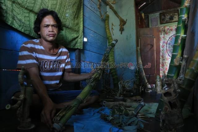KOLEKTOR: Junaidi Shalat memperlihatkan bambu unik yang sudah dikoleksinya hampir satu bulan di rumah. | Foto: Rasidi Fadli/Radar Banjarmasin
