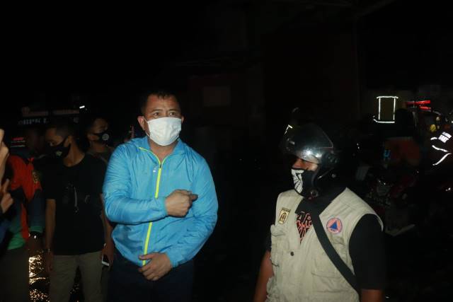 MENINJAU: Penjabat Sementara (Pjs) Wali Kota Banjarbaru Dr Benhard E Rondonuwu saat meninjau lokasi kebakaran di Jalan A Yani, Kecamatan Liang Anggang, Selasa (10/11) tadi. | FOTO: HUMAS DAN PROTOKOL PEMKO BANJARBARU