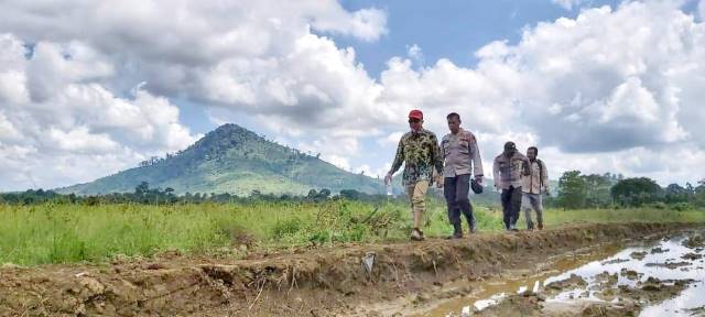 TARGET: Pjs Bupati Kotabaru M Syaripuddin memeriksa persiapan Pilkada hingga ke pelosok desa. | Foto: IST