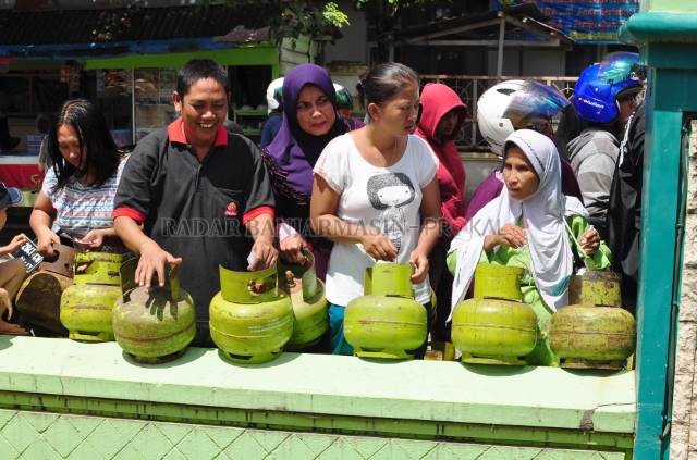 NGANTRE: Warga Banjarmasin ngantre dalam operasi gas bersubsidi sebelum masa pandemi. Gas 3 kilogram sejatinya adalah hak warga miskin.