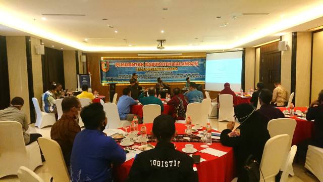 DISKUSI: Kepala BKD Balangan, Tamrin (kanan) saat mengikuti FGD yang digelar di Banjarmasin. | FOTO: HUMAS FOR RADAR BANJARMASIN.