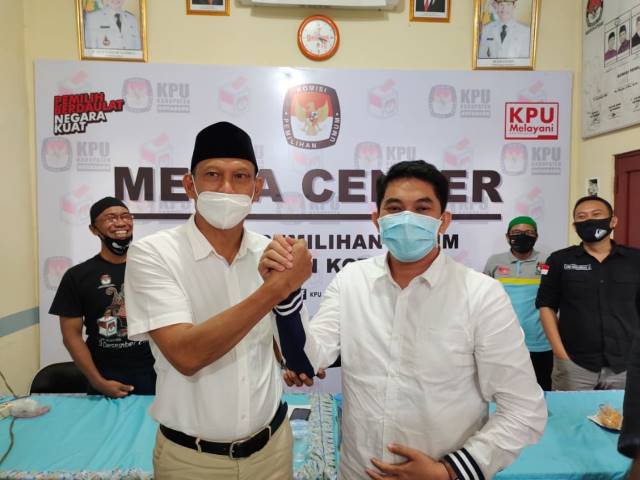 DAMAI: Burhanudin (kiri) dan Andi Rudi Latif bersalaman, Minggu (15/11) sebelum mengikuti debat kandidat, Senin (16/11).