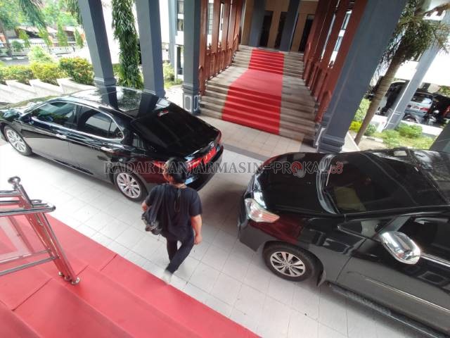 PELAT MERAH: Area parkir mobil dinas di belakang kantor DPRD Kalsel di Jalan Lambung Mangkurat. Foto diambil kemarin (16/11). | FOTO: ENDANG SYARIFUDDIN/RADAR BANJARMASIN