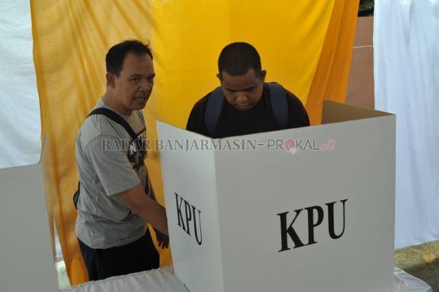 BILIK SUARA: Pemilih disabilitas ditemani pendamping saat mencoblos dalam simulasi Pileg dan Pilpres 2019 di Banjarmasin. | FOTO: SYARAFUDDIN/RADAR BANJARMASIN