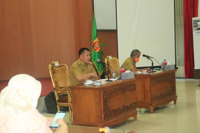 RAKOR: Penjabat Sementara (Pjs) Wali Kota Banjarbaru Dr Bernhard E Rondonuwu, didampingi Sekretaris Daerah Kota Banjarbaru H Said Abdullah saat menghadiri Rapat Koordinasi Pimpinan SKPD Lingkup Pemerintah Kota Banjarbaru di Aula Gawi Sabarataan, kemarin.