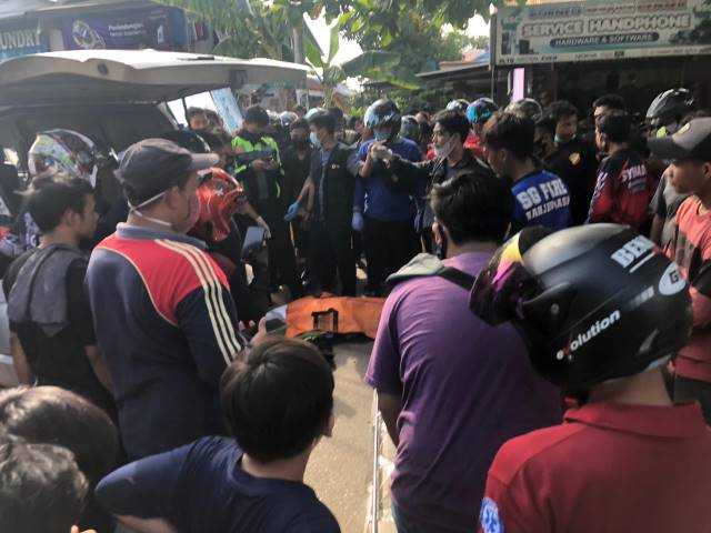 EVAKUASI: Masyarakat mengerumuni jasad Asmuni di Jalan HKSN, Banjarmasin Utara, (13/11) siang.