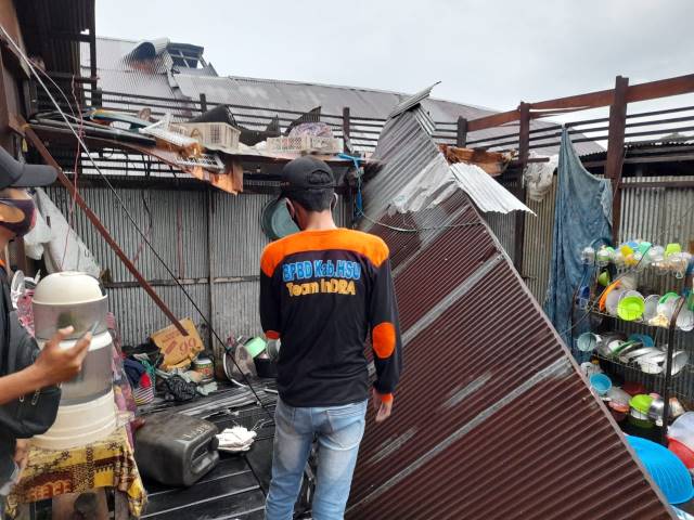 BENCANA: Rumah salah satu warga di RT 02 Desa Kamayahan Kecamatan Amuntai Utara Kabupaten HSU yang rusak diterjang Angin Puting Beliung.