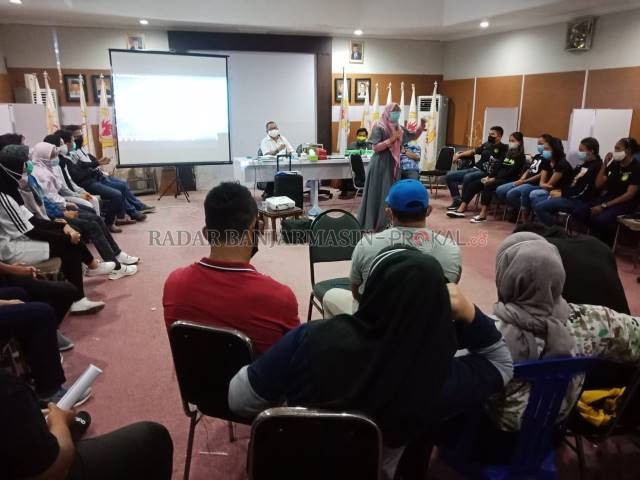 HARUS OPTIMISTIS: Ketua Tim Psikolog KONI Kalsel Santi Komalasari memberikan materi mengenai motivasi kepada para atlet Kalsel dalam agenda Keterampilan Psikologis Atlet Cabor Kalsel 2020 di Aula KONI Kalsel, Selasa (16/11).