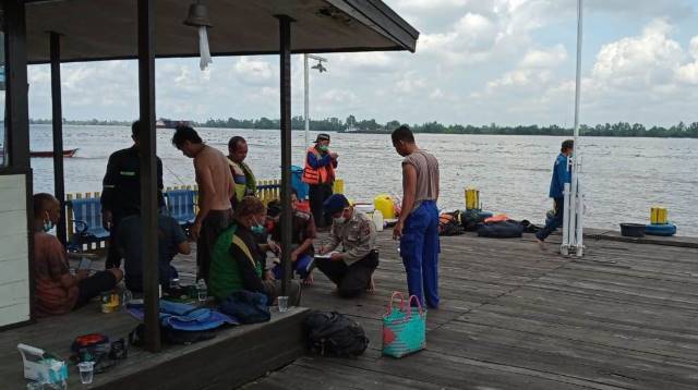 MENDATA KORBAN: Anggota Polair Polresta Banjarmasin mendata korban seusai dievakuasi dari lokasi musibah. | FOTO: SATPOLAIR POLRESTA BANJARMASIN FOR RADAR BANJARMASIN