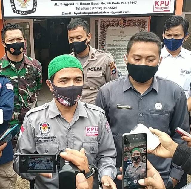 TERSENDAT: Ketua KPU Kotabaru Zainal Abidin meminta maaf atas gangguan siaran debat kandidat yang digelar Senin (16/11) malam