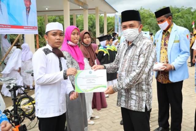 HADIAH SEPEDA: Bupati Tanbu H Sudian Noor menghadiahkan sebanyak 30 unit sepeda lipat kepada santri serta santriwati yang berprestasi se-Kabupaten Tanah Bumbu.