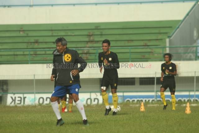 JAGA FISIK: Berlatih selama kompetisi ditangguhkan hingga Februari 2021 menjadi rutinitas gelandang Barito Putera, Bayu Pradana.
