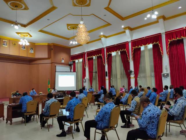 JAGA JARAK: Rakor digelar dengan menerapkan protokol Covid-19. Setiap kursi diberikan jarak kurang lebih 1 meter.