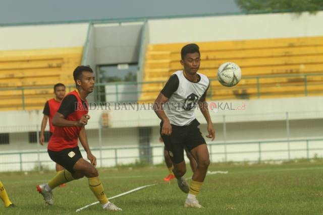 MENAMBAH PENGHASILAN: Striker muda Barito Putera Kahar Kalu Musakkar sedang menggeluti bisnis bawang mewah. Sebelumnya sempat dipercaya mengawasi buruh mengerjakan proyek jalan desa di dekat tempat tinggalnya.