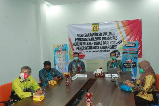 ZONA INTEGRITAS: Pjs Wali Kota Banjarbaru Dr Bernhard E Rondonuwu, didampingi Inspektur Kota Banjarbaru Rahmat Taufik saat mendampingi Dinas Kependudukan dan Pencatatan Sipil, serta Dinas Kesehatan Kota Banjarbaru dalam Evaluasi Penilaian Pembangunan Zona