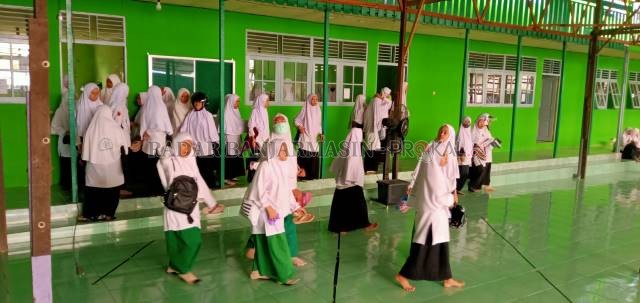 SELESAI BELAJAR: Banyak santri yang rela mondok untuk belajar agama Islam. | FOTO: ENDANG SYARIFUDDIN/RADAR BANJARMASIN