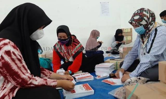 LOGISTIK PEMILU: Pelipatan surat suara Pilgub dipusatkan di Gedung Wanita, Banjarmasin Utara. | FOTO: WAHYU RAMADHAN/RADAR BANJARMASIN