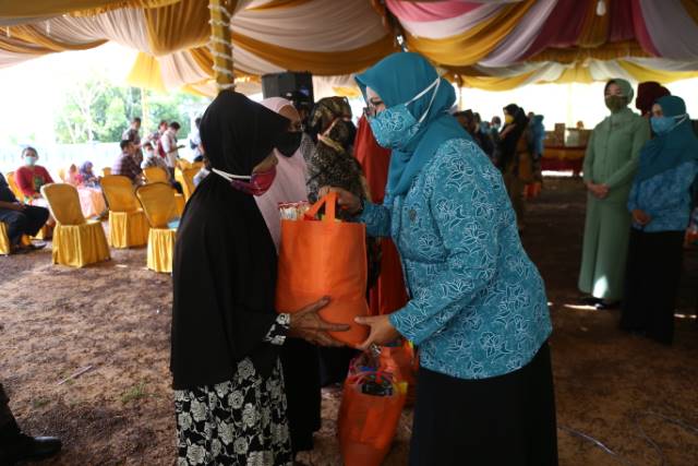 BANTUAN: Ketua TP PKK Tala Nurul Hikmah menyerahkan bantuan saat pembukaan Manunggal Tuntung Pandang di Desa Jorong Kecamatan Jorong.