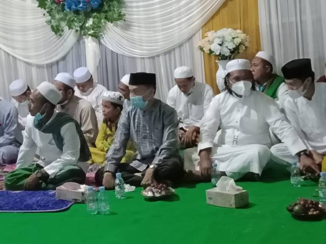 HAUL: Plh Sekretaris Daerah Tanah Bumbu H Ambo Sakka (tengah) menghadiri peringatan haul akbar Pangeran Syarif Ahmad bin Pangeran Syarif Ali Alaydrus yang ke-127 di Kubah Makam Raja Batulicin, Rabu (18/11).