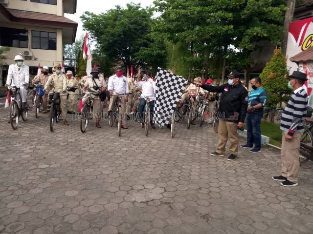 START: Kadispora Kalsel, H Hermansyah melepas para peserta Gowes Ngotel Joeang di Halaman Kantor Dispora Kalsel, Sabtu (21/11).