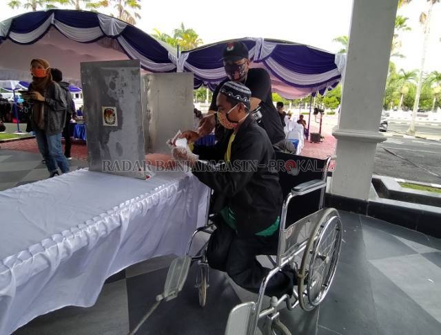 SIMULASI: Penyandang disabilitas mengikuti simulasi pencoblosan di Gedung Sultan Suriansyah, Sabtu (21/11). Dari simulasi ini, pemilih difabel meminta penerjemah isyarat dan surat suara Braille. | FOTO: WAHYU RAMADHAN/RADAR BANJARMASIN