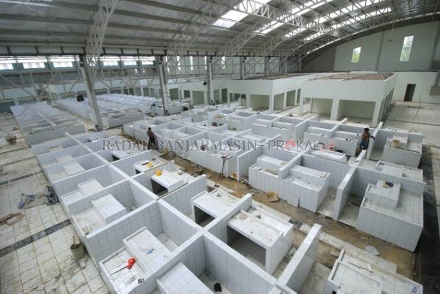 BANGUNAN UTAMA: Pekerja melakukan finishing di areal utama los penjual di Pasar Bauntung Banjarbaru yang bakal rampung. Selain bangunan utama, Pemko juga mengebut pengerjaan lanskap sebagai pendukung bangunan inti pasar. | Foto: Muhammad Rifani/Radar Banj